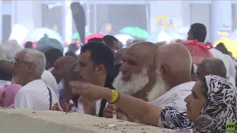 الحجاج يواصلون أداء مناسكهم في مكة