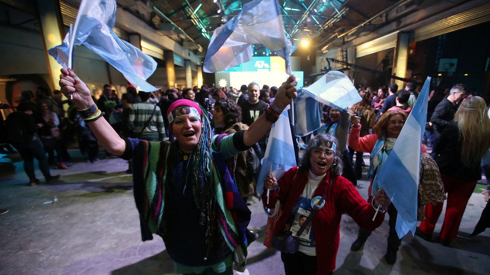 المعارضة الأرجنتينية تتصدر الانتخابات التمهيدية في البلاد