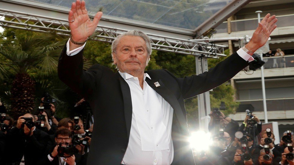 آلان ديلون يتعافى من سكتة دماغية