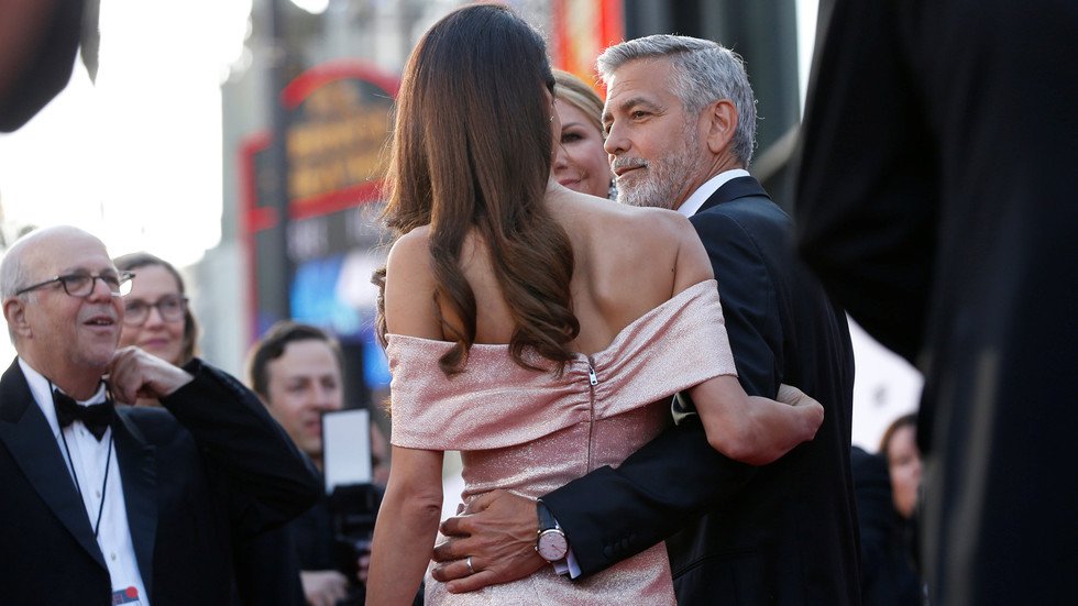 "ذا صن": كلوني متهم بإقامة علاقة مع عشيقة الملياردير المنتحر إبشتاين