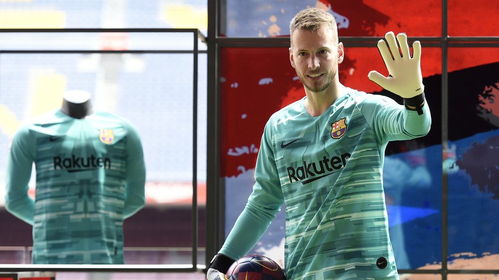 حارس برشلونة يخضع لجراحة في المعصم