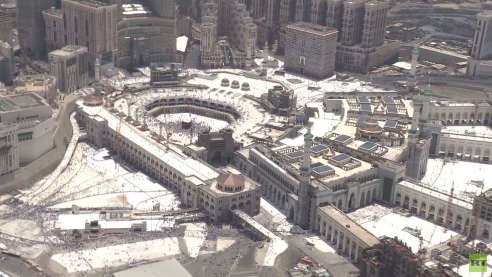 حجاج بيت الله الحرام يواصلون مناسكهم في أول أيام التشريق