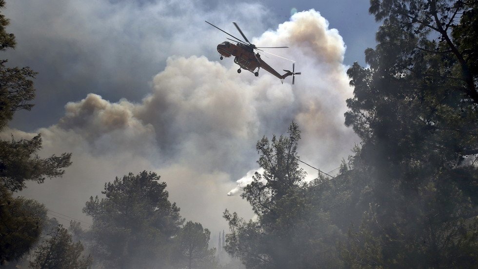 حرائق جهنمية تلتهم غابات ثاني أكبر جزيرة في اليونان