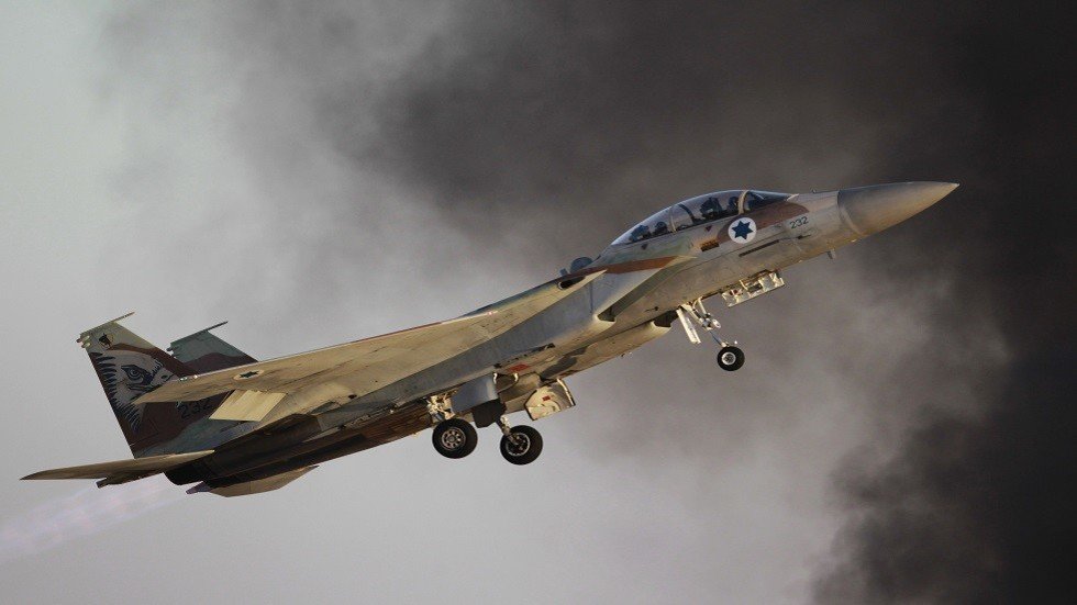 سياسي عراقي يلمح إلى هجوم إسرائيلي استهدف معسكر الصقر ببغداد