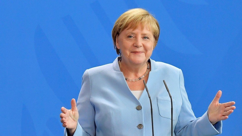 ميركل: تطبيق اتفاق مينسك بشأن أوكرانيا شرط لتوسيع تعاوننا مع روسيا