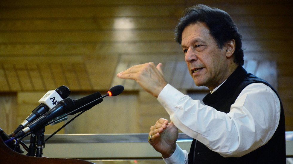عمران خان من كشمير: الهند تخطط لعمل عسكري
