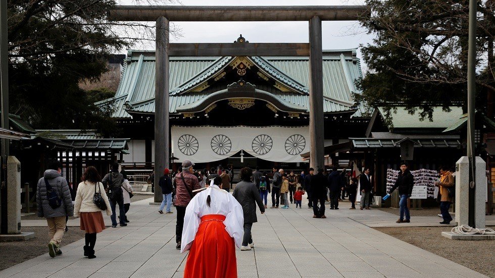 آبي يبعث القرابين إلى ضريح ياسوكوني المثير للجدل في اليابان والعالم