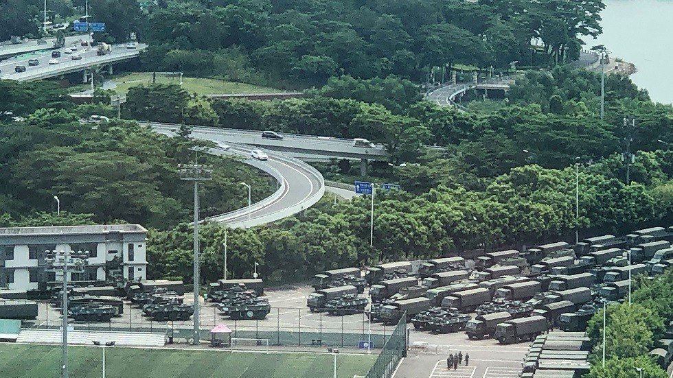 الصين تنشر حشودا عسكرية قرب الحدود الإدارية مع هونغ كونغ