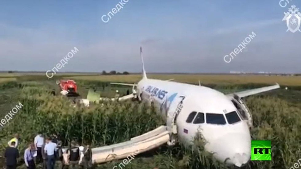 حقل ذرة قرب موسكو يتحول إلى مدرج لهبوط اضطراري آمن