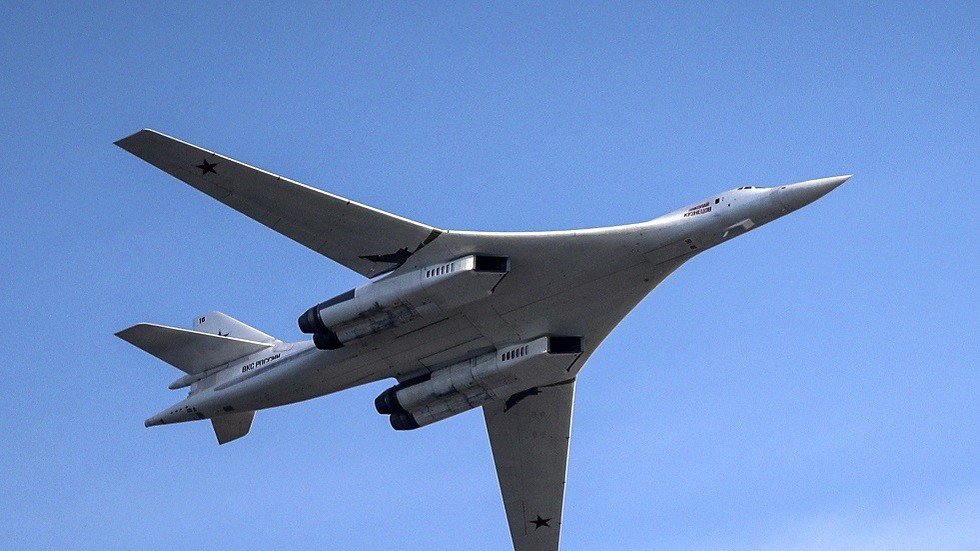 حاملتا صواريخ روسيتان من طراز TU-160 في مطار قريب من الحدود الأمريكية