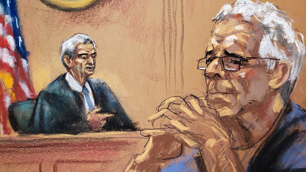 كيف كسرت رقبة صديق ترامب وكلينتون؟