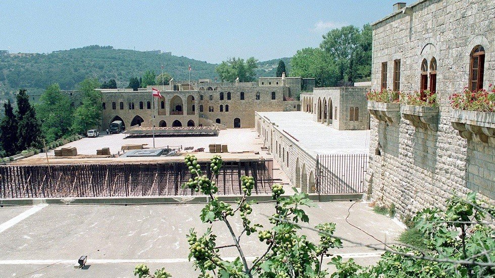 جنبلاط يرحب بالرئيس اللبناني في الجبل على طريقته الخاصة