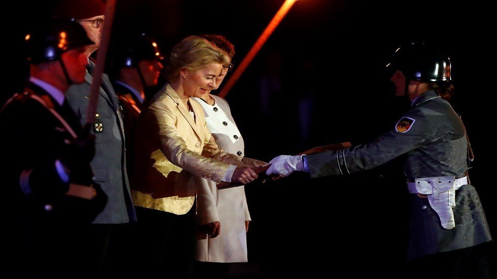 أورسولا فون دير لاين تودع الجيش الألماني على أنغام 