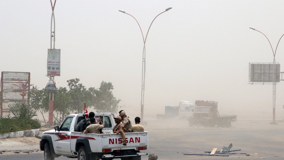 التحالف يلقي قنابل مضيئة فوق مواقع "الانتقالي" في عدن