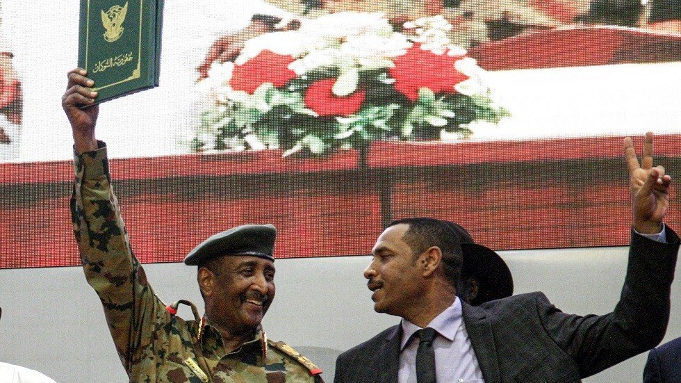 البرهان يكرم الوسيطين الإفريقي والإثيوبي بوسام الجمهورية