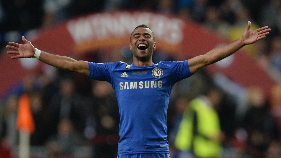 أشلي كول يعلن اعتزاله كرة القدم