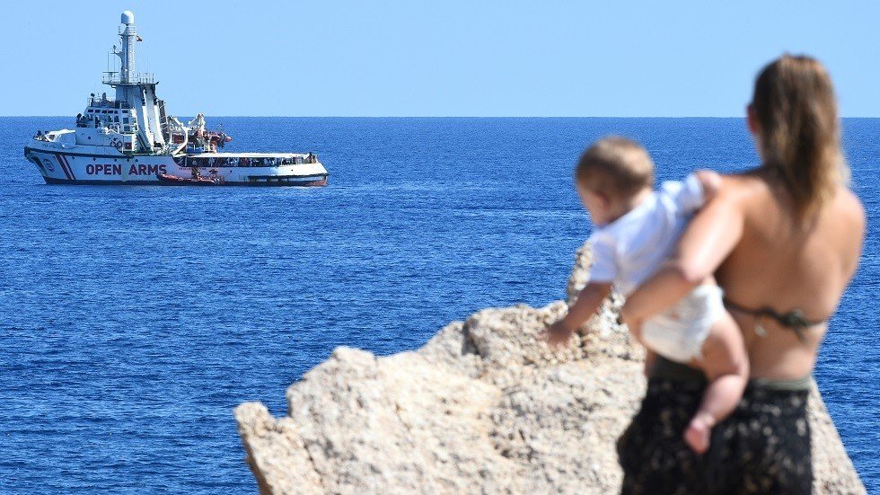 رغم موافقة مدريد.. سفينة إنقاذ مهاجرين ترفض التوجه من سواحل إيطاليا إلى ميناء إسباني
