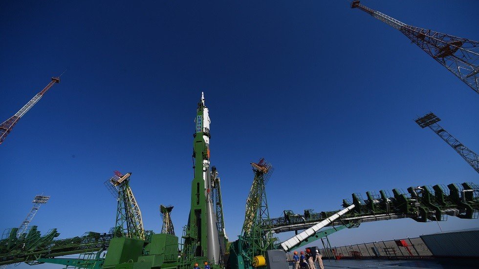 صاروخ "سويوز" وروبوت "فيودور" على منصة الإطلاق في "بايكونور"