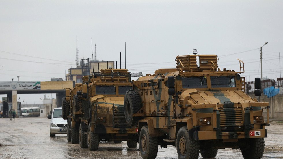 أنقرة تعلن مقتل 3 مدنيين وجرح 12 آخرين بقصف جوي تعرض له رتل عسكري تركي في سوريا