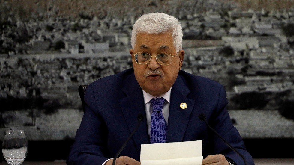 عباس يقيل جميع مستشاريه