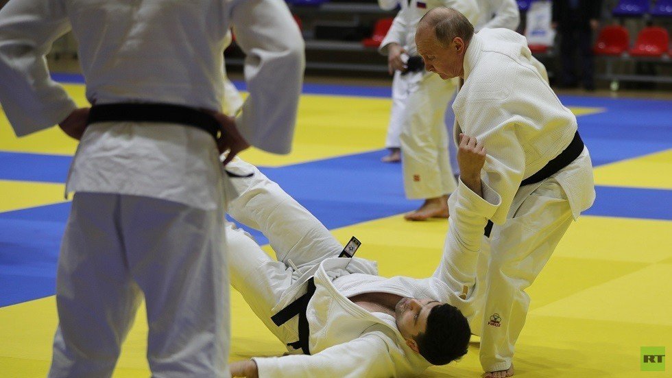  لو فيغارو: احذر يا ماكرون أن يطيح بوتين بك أرضا بضربة جودو!