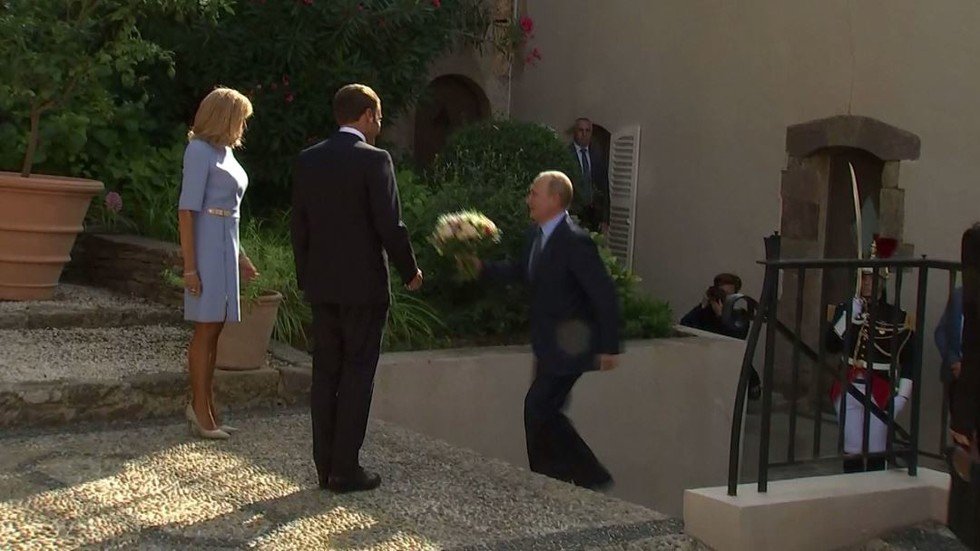 شاهد.. ماكرون يرحب بالرئيس بوتين في قلعة بريغانسون