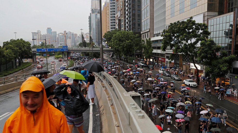 الخارجية البريطانية تعلن أن الصين احتجزت أحد موظفيها لدى عودته من هونغ كونغ
