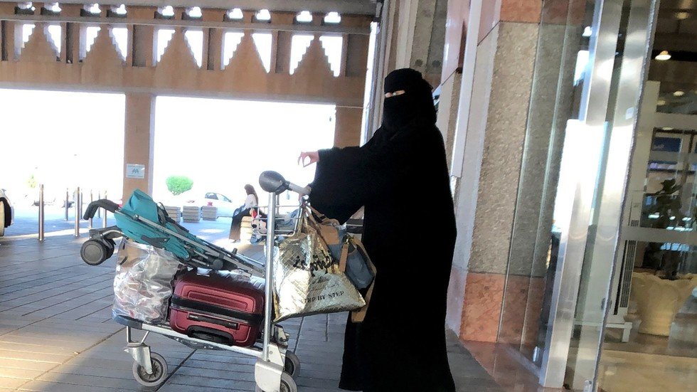 بعد تطبيق قرار تمكين المرأة من السفر دون موافقة الولي.. هذا عدد السعوديات اللواتي غادرن المملكة
