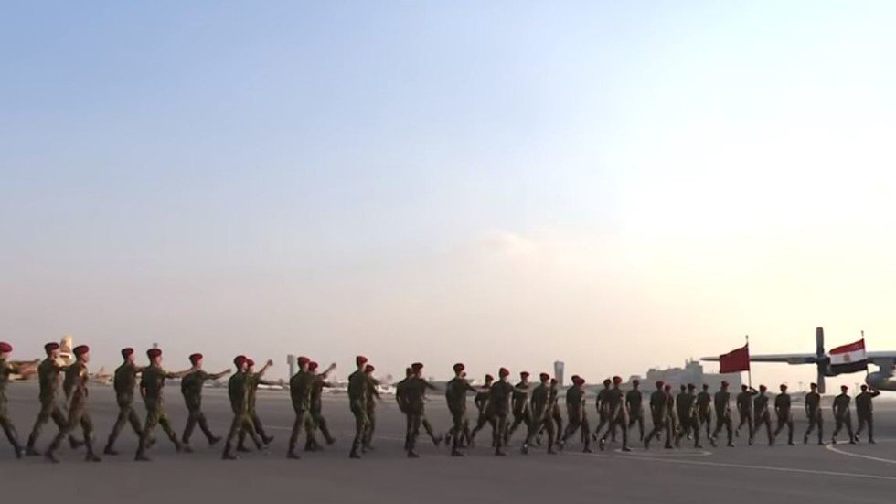 لحظات مغادرة قوات مظليين مصرية إلى روسيا