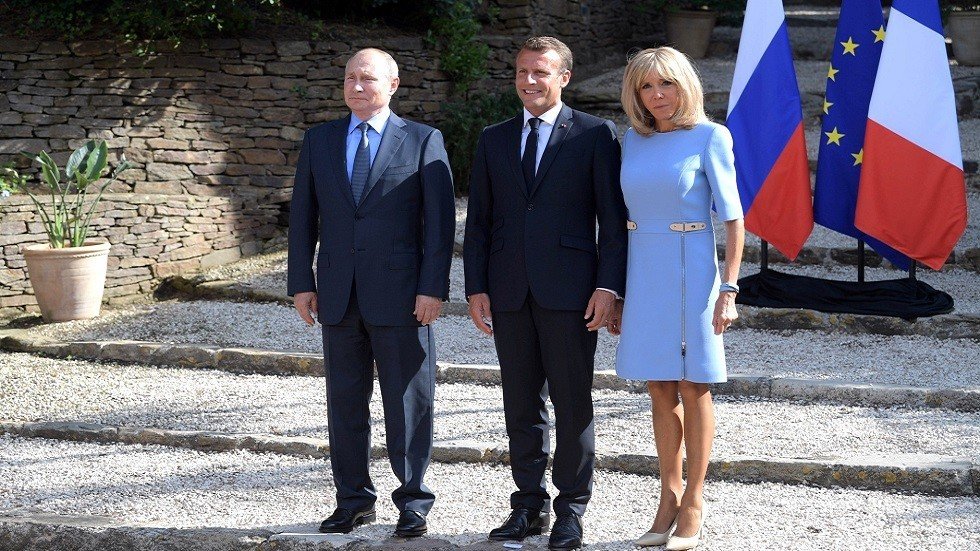 ماكرون يؤلم زوجته أمام عدسات المصورين! (فيديو)