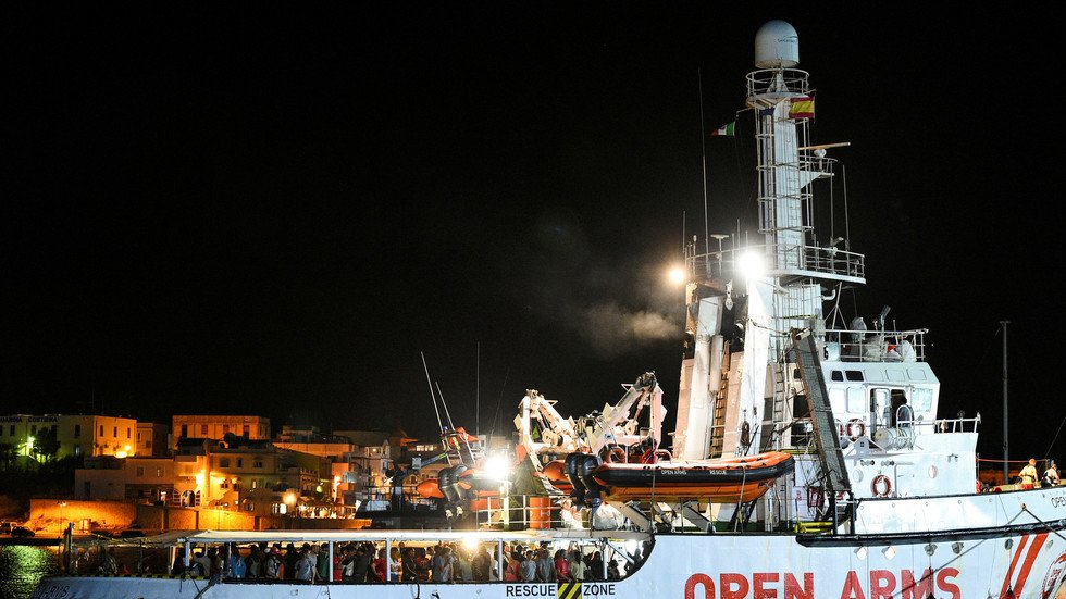 إيطاليا تنزل مهاجري سفينة 