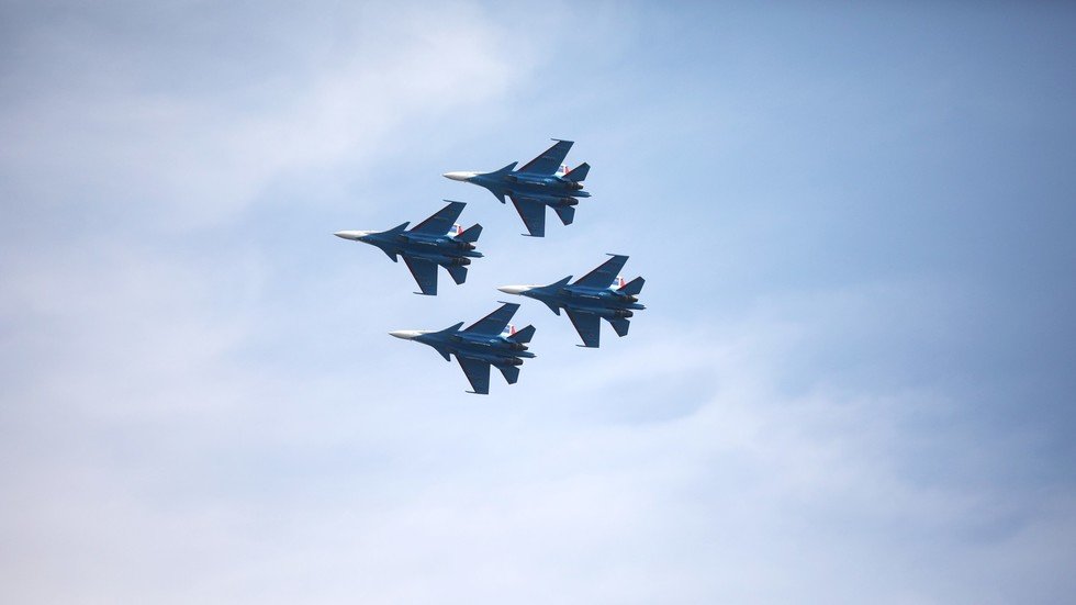 طيارون روس يتدربون على حركات بهلوانية جديدة ومذهلة