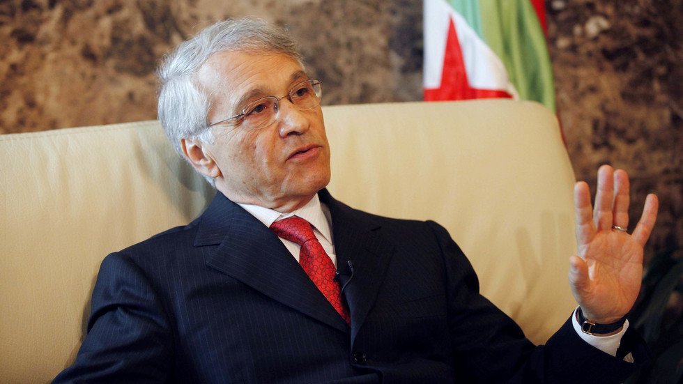 مذكرة قبض دولية بحق وزير جزائري سابق