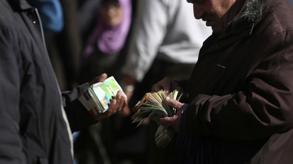 رئيس الوزراء الفلسطيني يعلن صرف رواتب الموظفين العموميين بنسبة 110%