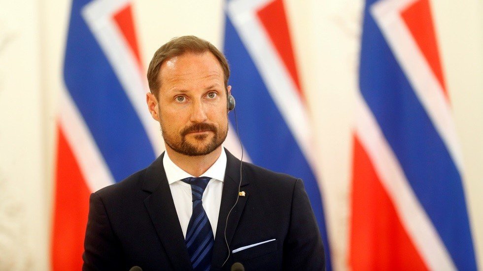 ولي عهد النرويج يزور مسجدا تعرض لإطلاق نار