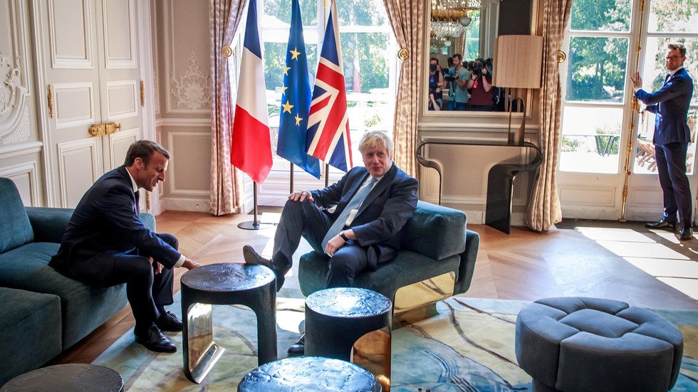 حقيقة وضع جونسون قدمه على الطاولة أمام ماكرون! (فيديو)