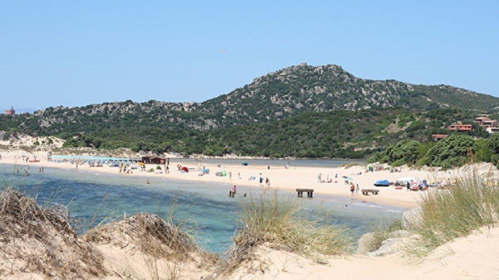 سلطات سردينيا تحذر السياح من سرقة الرمل عند الشاطئ