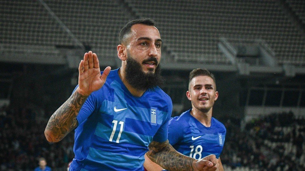 شاهد.. لاعب يقوم بمراوغة على طريقة مارادونا