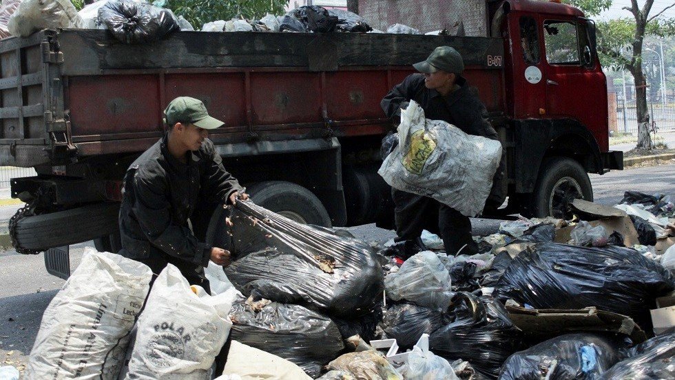 بريطانيا.. أكياس القمامة السوداء تدخل امرأة السجن