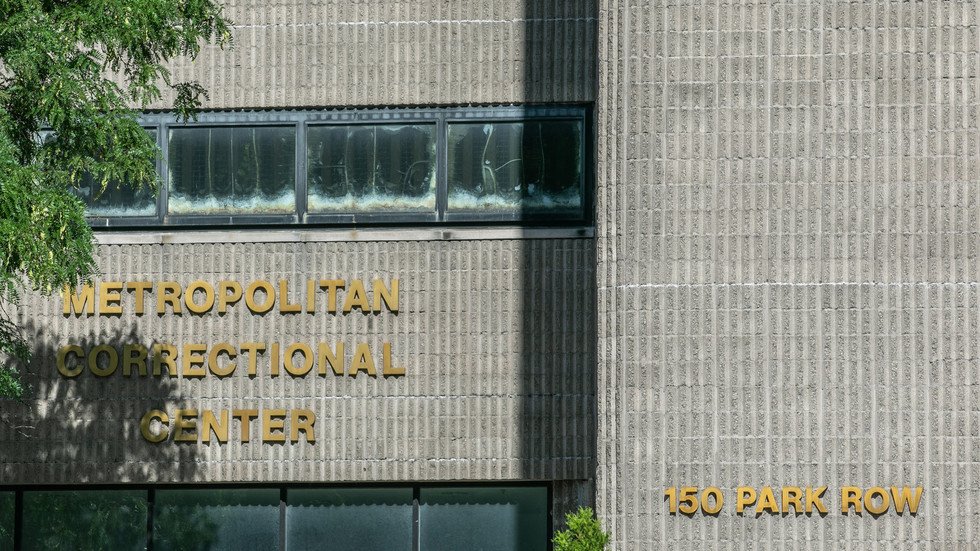 معلومات رسمية تكشف تفاصيل جديدة عن انتحار الملياردير إبشتاين صديق ترامب