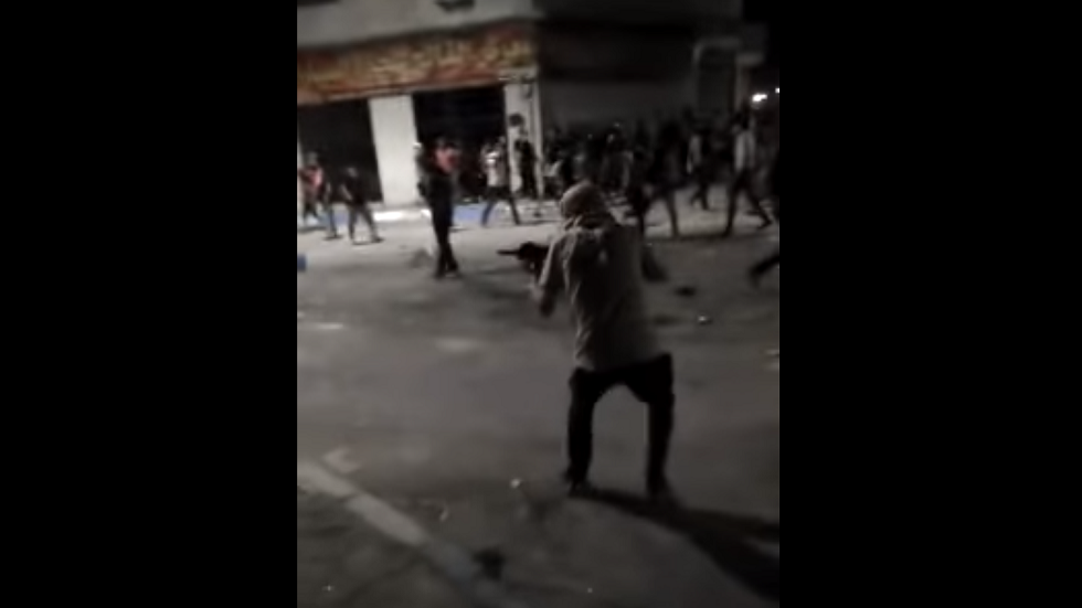 تطور خطير.. إطلاق نار بالرشاشات ضد الدرك الأردني في مدينة الرمثا (فيديو)