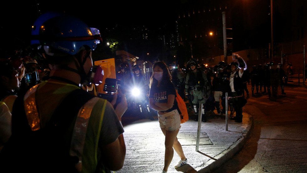 شرطة هونغ كونغ تعتقل 29 شخصا بعد اشتباكات حادة