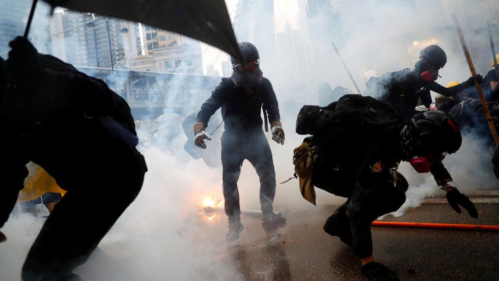 شرطة هونغ كونغ تفرق المحتجين بقنابل الغاز المسيل للدموع وخراطيم المياه