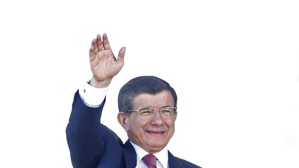 أحمد داوود أوغلو يتوعد بكشف أسرار 