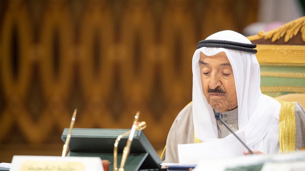 الصور الأولى لأمير الكويت بعد شفائه