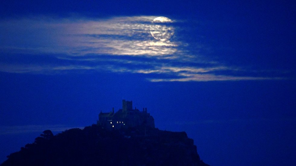 بريطانيا.. صياد الأشباح يصور الكائن الأسطوري (فيديو)