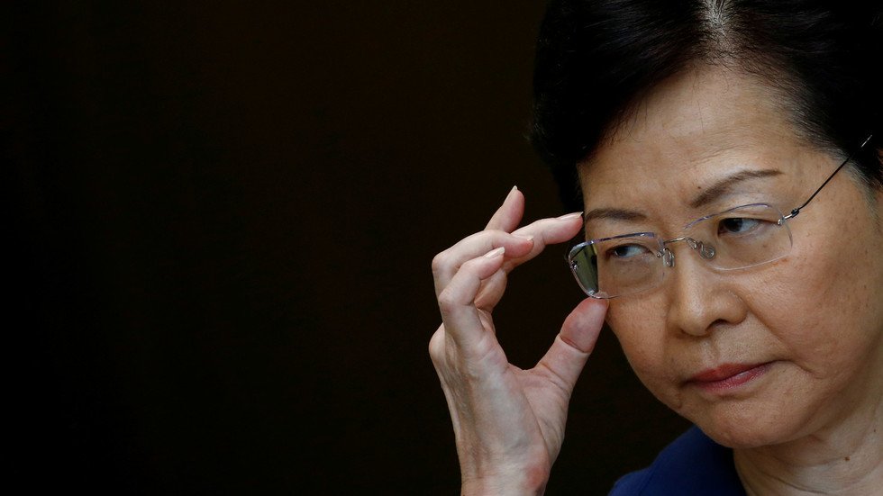 زعيمة هونغ كونغ تقرع نواقيس الخطر