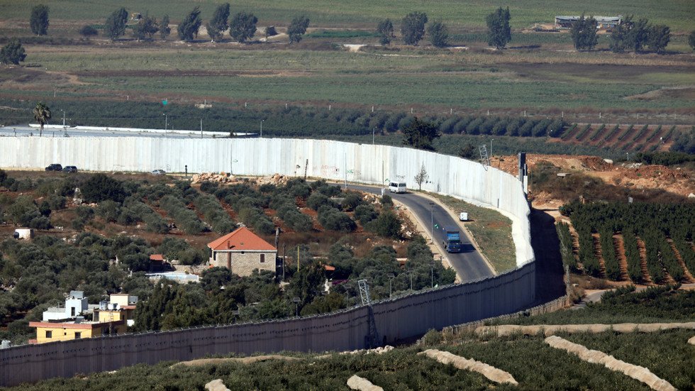 الجيش الإسرائيلي يفرض قيودا على حركة المركبات غير العسكرية على الحدود مع لبنان