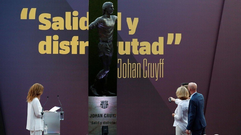 برشلونة يكرم أسطورته كرويف بتمثال أمام ملعب "الكامب نو" (صور)