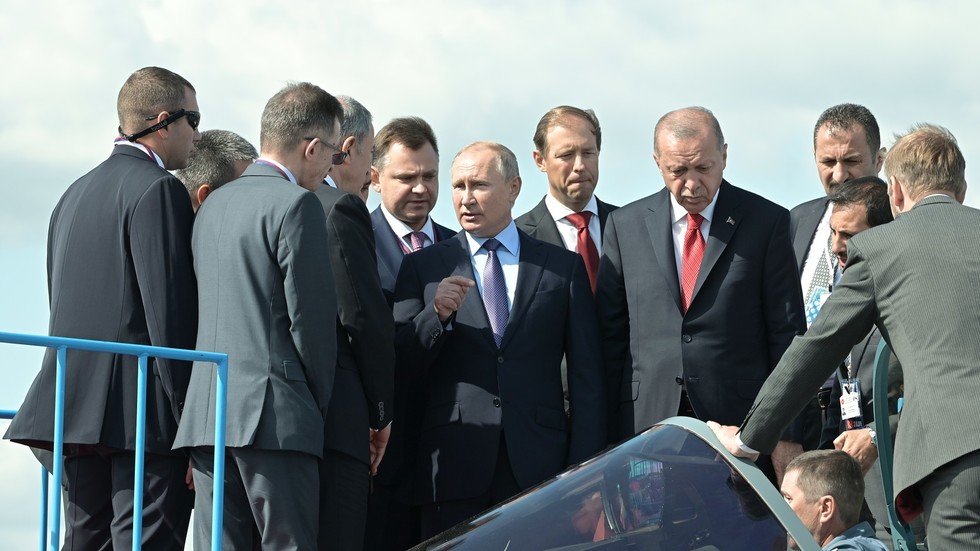 شاهد أردوغان يطلع على المقاتلة الروسية الحديثة "سو 57"